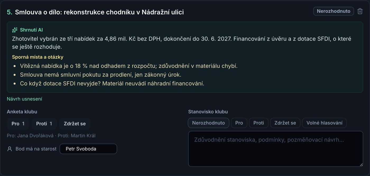 Bod programu se shrnutím AI, spornými místy a anketou klubu